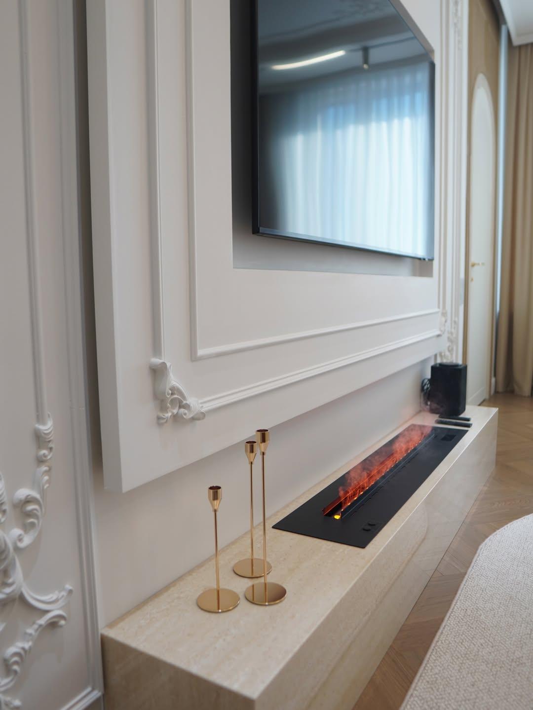 ТВ-зона с камином и декором