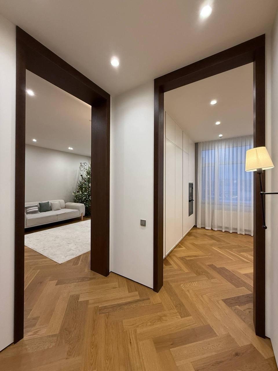 Коридор с паркетом елочкой